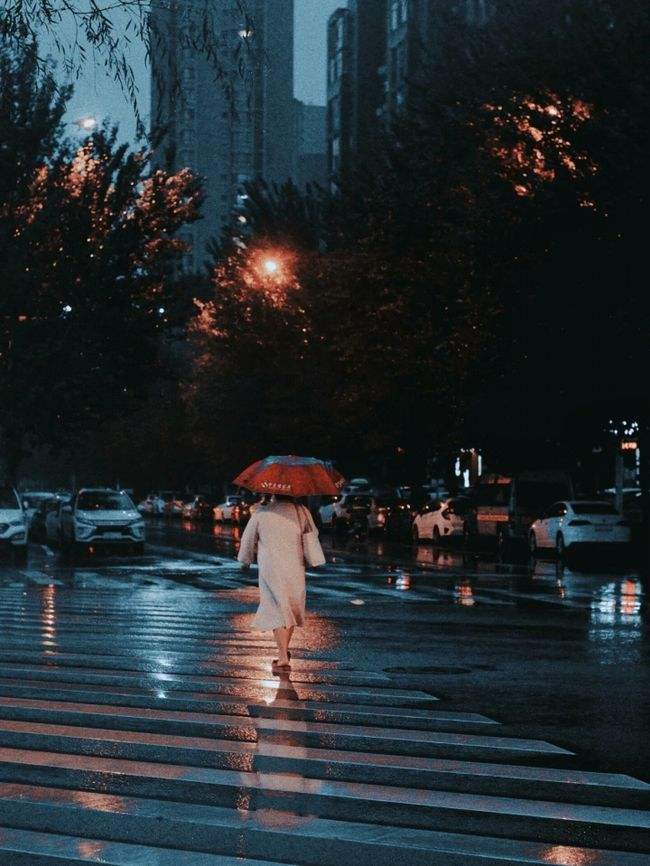 朋友圈下雨天文案(阴雨天的朋友圈文案)