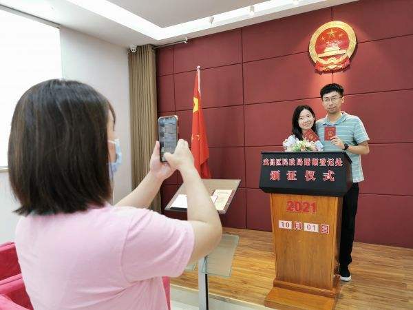 领结婚证的文案(领结婚证的文案朋友圈)